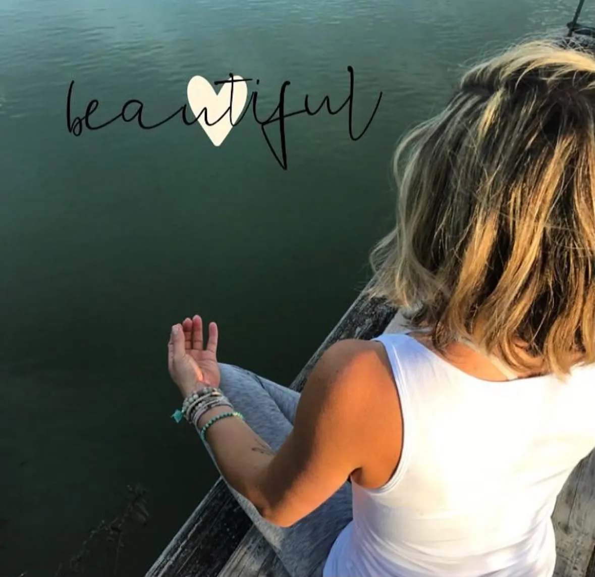 Nadine bei einer Meditation am Wasser mit dem Schriftzug beautiful