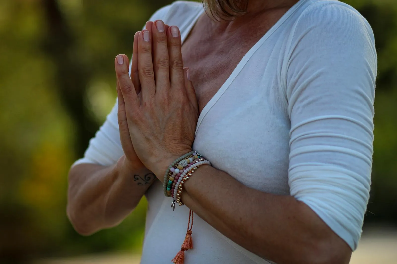 Nadine in einer ruhigen Yoga-Haltung